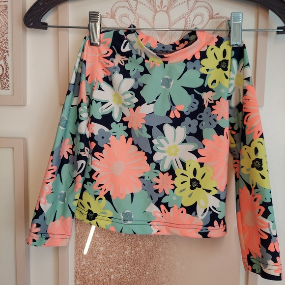 🎁5/$25  - Rashguard flower top, 2T - Picture 5 of 11